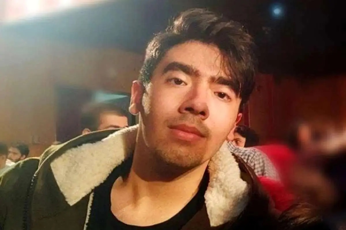 وکیل اولیای دم امیرمحمد خالقی، دانشجوی مقتول دانشگاه تهران: متهم به قتل در دادگاه نه صدایش میلرزید و نه گریه میکرد / او هنوز در هیجانات سنین نوجوانی به سر میبرد و فکر میکند دادگاه هم شبیه مدرسه است / احتمالا مرداد ماه زمان اجرای حکم قصاص مشخص میشود وکیل اولیای دم امیرمحمد خالقی، دانشجوی مقتول دانشگاه تهران: متهم به قتل در دادگاه نه صدایش میلرزید و نه گریه میکرد / او هنوز در هیجانات سنین نوجوانی به سر میبرد و فکر میکند دادگاه هم شبیه مدرسه است / احتمالا مرداد ماه زمان اجرای حکم قصاص مشخص میشود