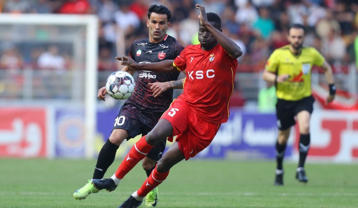 عیسی آل کثیر مهاجم پرسپولیس در بازی مقابل فولاد در اهواز و مقابل موسی کولیبالی مدافع فولاد خوزستان - لیگ برتر یران