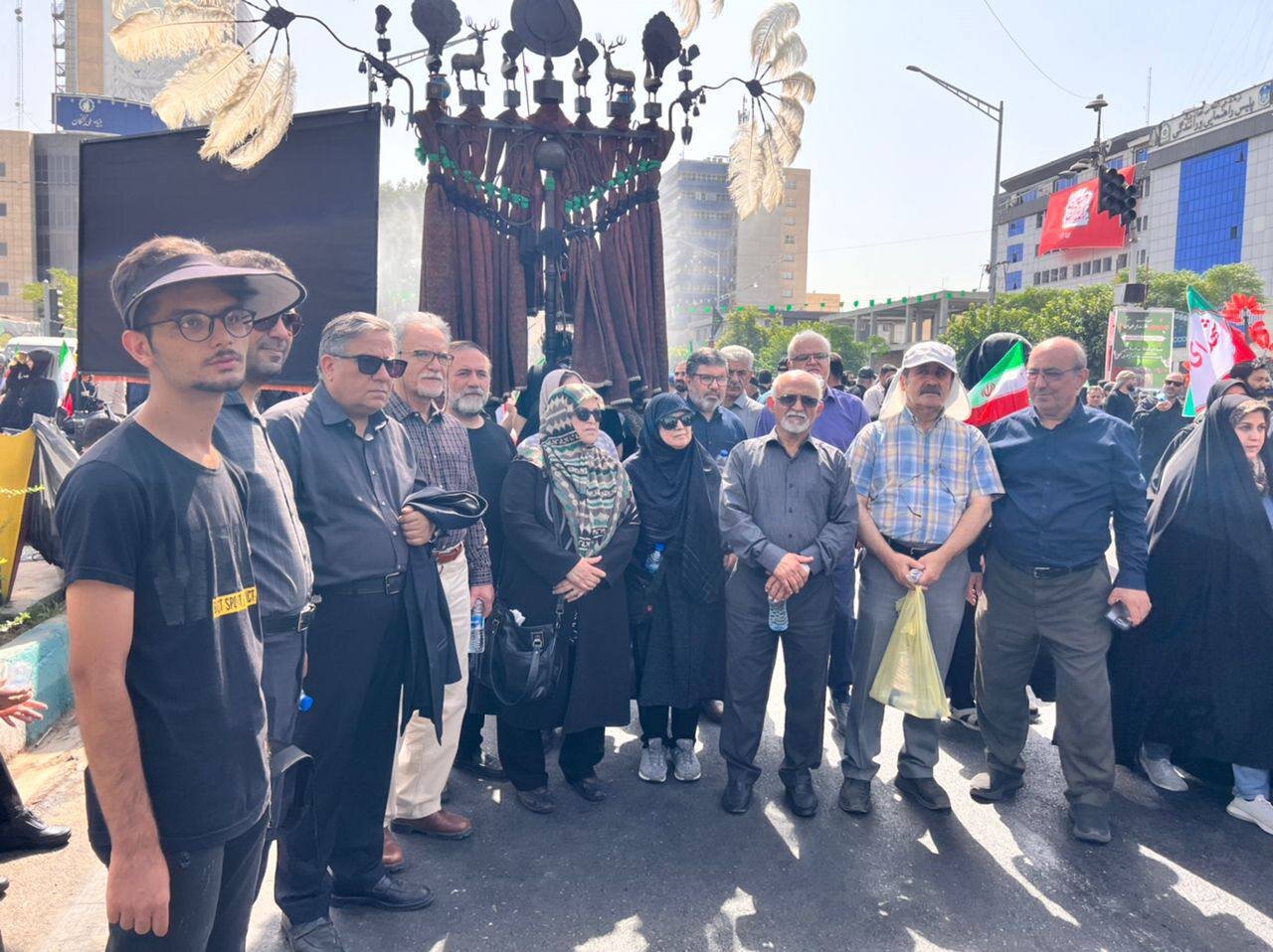 تصویر جمعی از فعالان سیاسی اصلاح طلب در مراسم تشییع شهدای حمله اسرائیل
