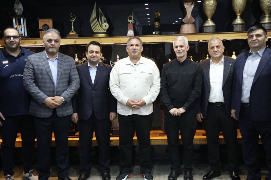 رئیس کمیسیون اقتصادی مجلس و مدیرعامل بانک صادرات ایران در اردوی ملی‌پوشان وزنه‌برداری/ اهدای نشان ویژه فدراسیون وزنه‌برداری به محسن سیفی به پاس حمایت از قهرمانان کشور