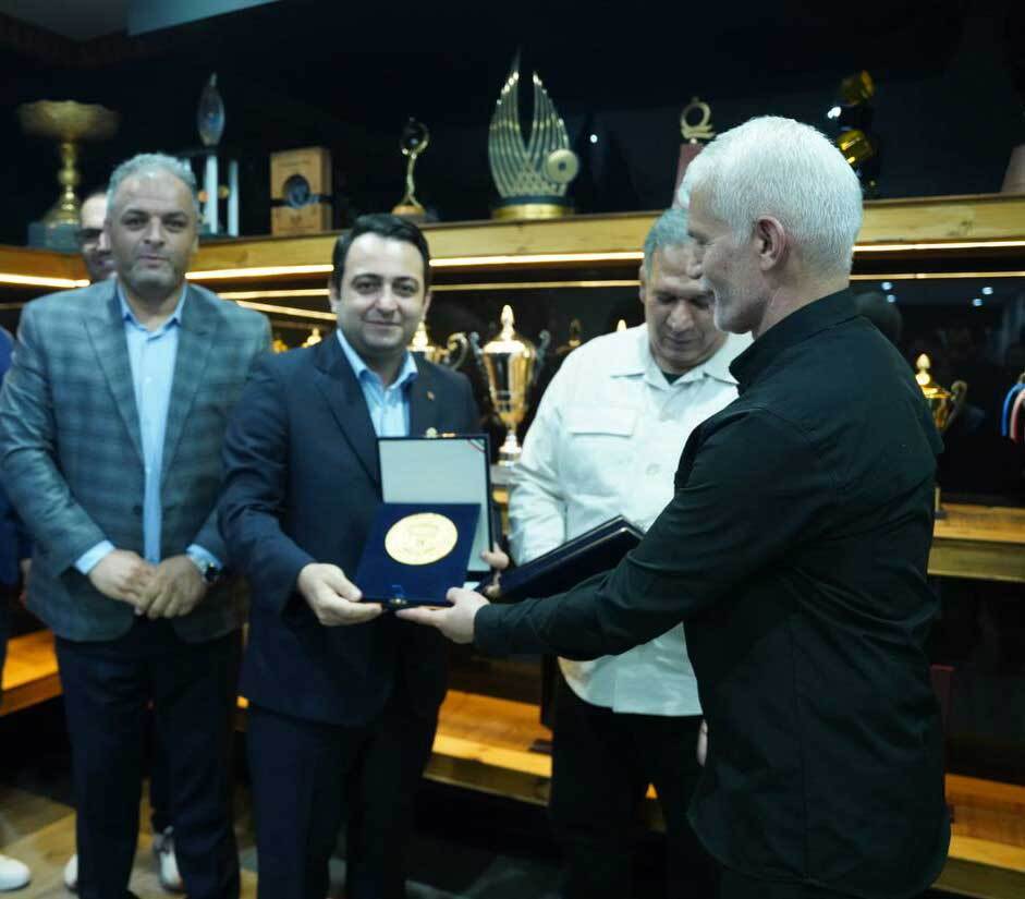 رئیس کمیسیون اقتصادی مجلس و مدیرعامل بانک صادرات ایران در اردوی ملی‌پوشان وزنه‌برداری