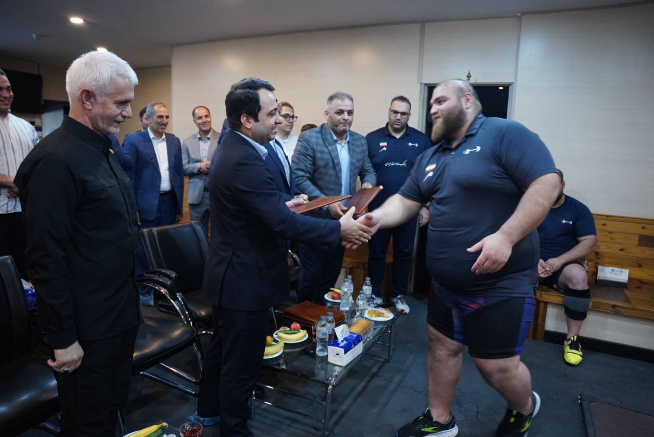 رئیس کمیسیون اقتصادی مجلس و مدیرعامل بانک صادرات ایران در اردوی ملی‌پوشان وزنه‌برداری