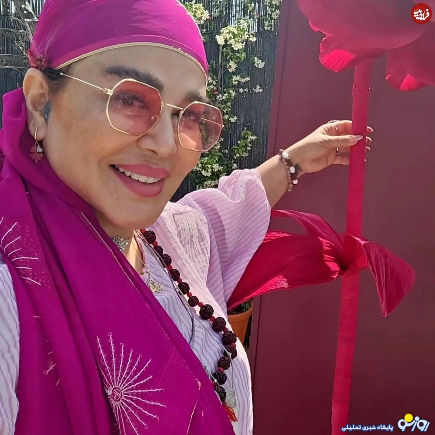 استایل تابستانی بازیگر خانم ۵۲ ساله با شلوار سندبادی