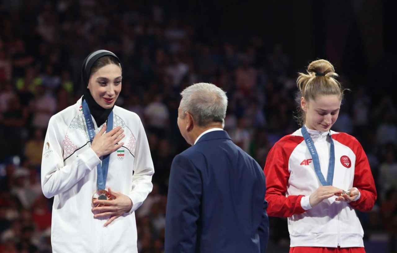 مبینا نعمت زاده: پیرهادی مرا کتک زد و پیراهنم را کشید؛ اگر من جای پدرم بودم واکنش بدتری نشان میدادم مبینا نعمت زاده: پیرهادی مرا کتک زد و پیراهنم را کشید؛ اگر من جای پدرم بودم واکنش بدتری نشان میدادم