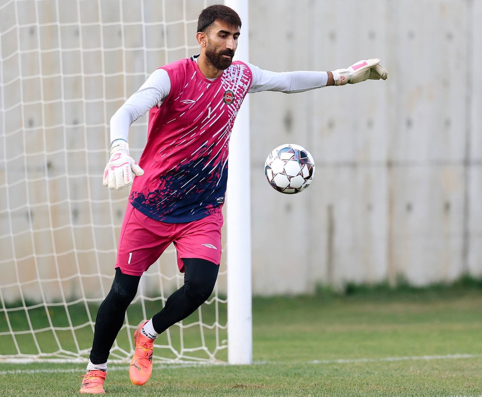 علیرضا بیرانوند دروازه بان تراکتور در اردوی ترکیه - لیگ برتر ایران