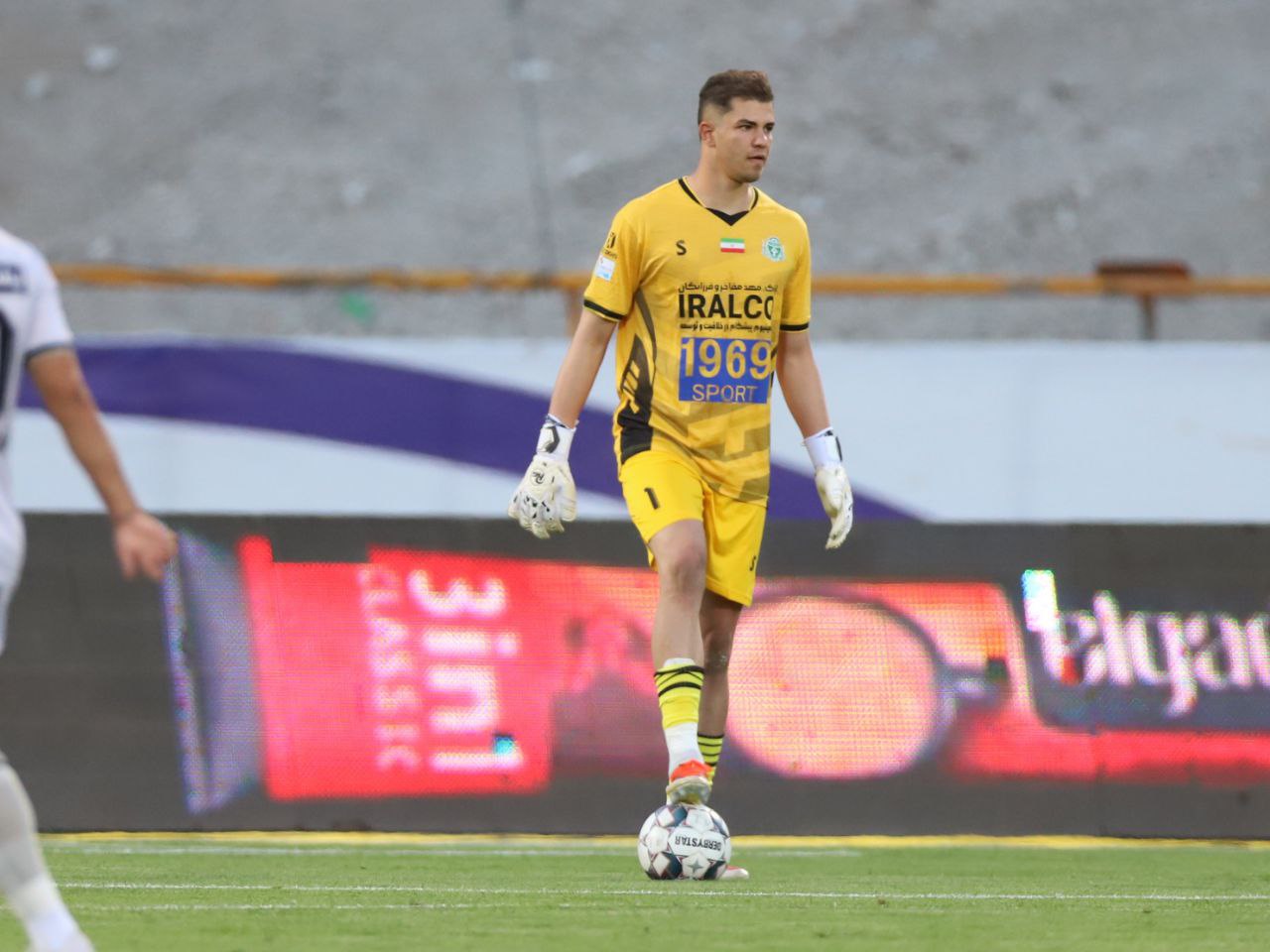 محمد خلیفه دروازه بان آلومینیوم اراک در بازی با استقلال تهران در ورزشگاه آزادی تهران