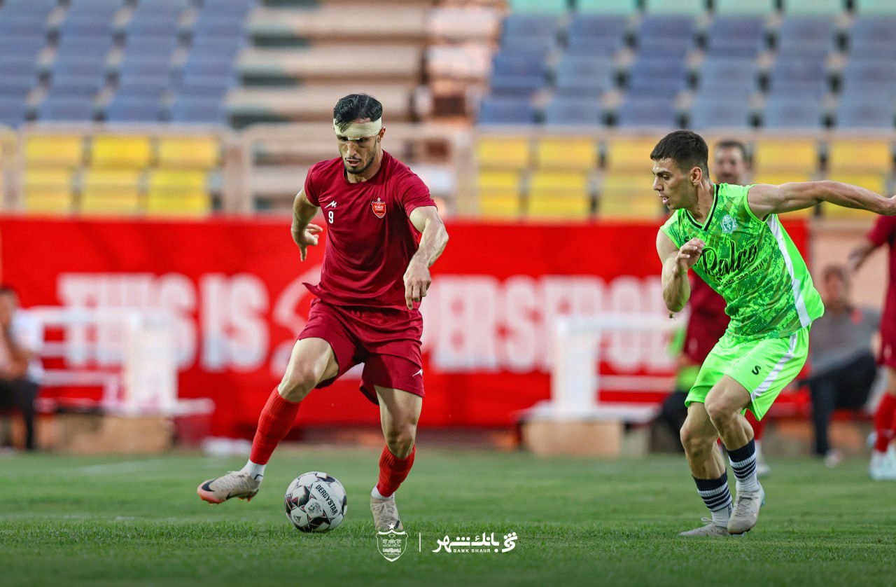 علی علیپور مهاجم پرسپولیس تهران در بازی دوستانه آلومینیوم اراک - لیگ برتر ایران