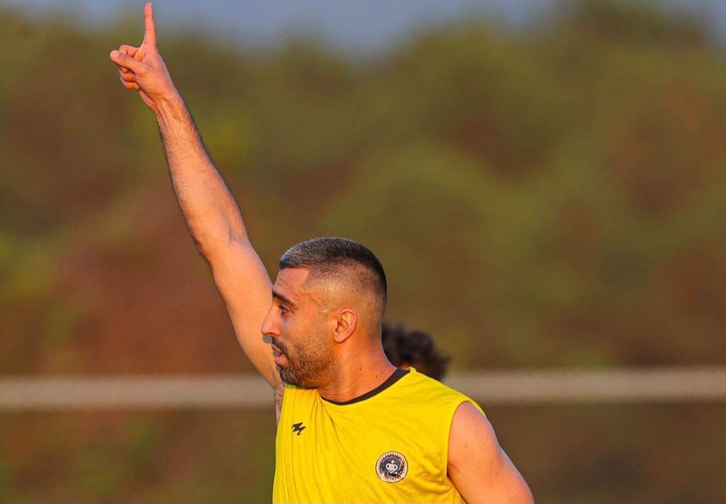 سپاهان فعلاً مهاجم خارجی ندارد؛ نگاه‌ها به ساق‌های کاوه رضایی است