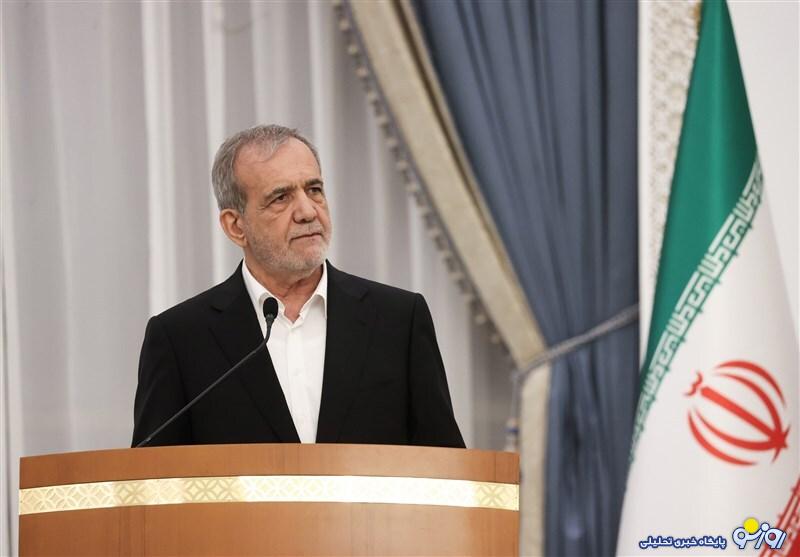 پزشکیان برای تبریک روز خبرنگار سر زده به استدیو خبر رفت!