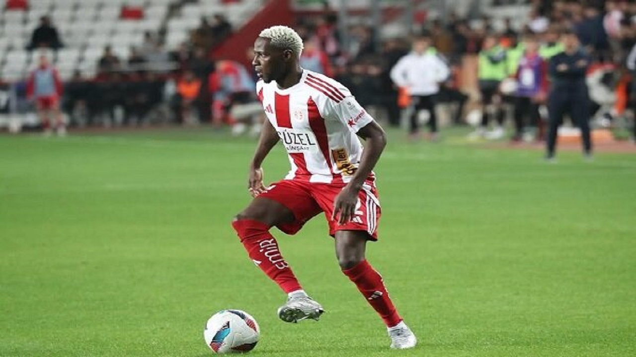 اقدامات اولیه استقلالی‌ها برای جذب یک بازیکن خارجی