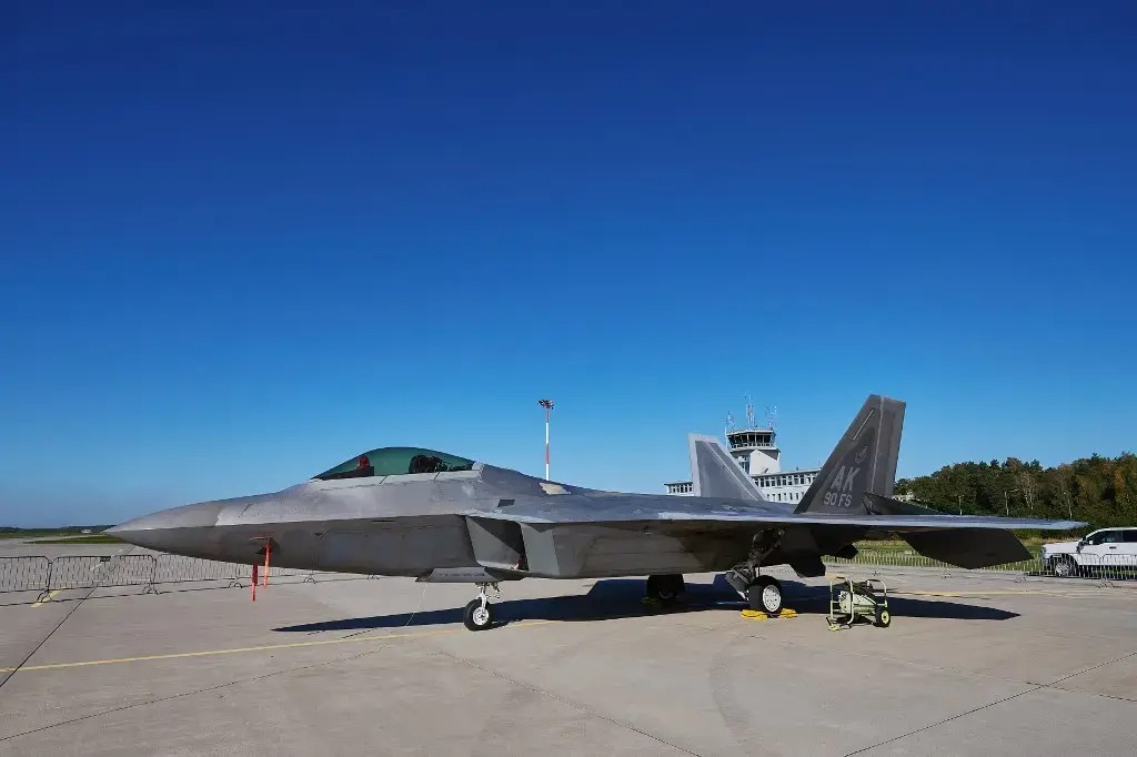 3-lockheed-martin-f-22-raptor-united-states