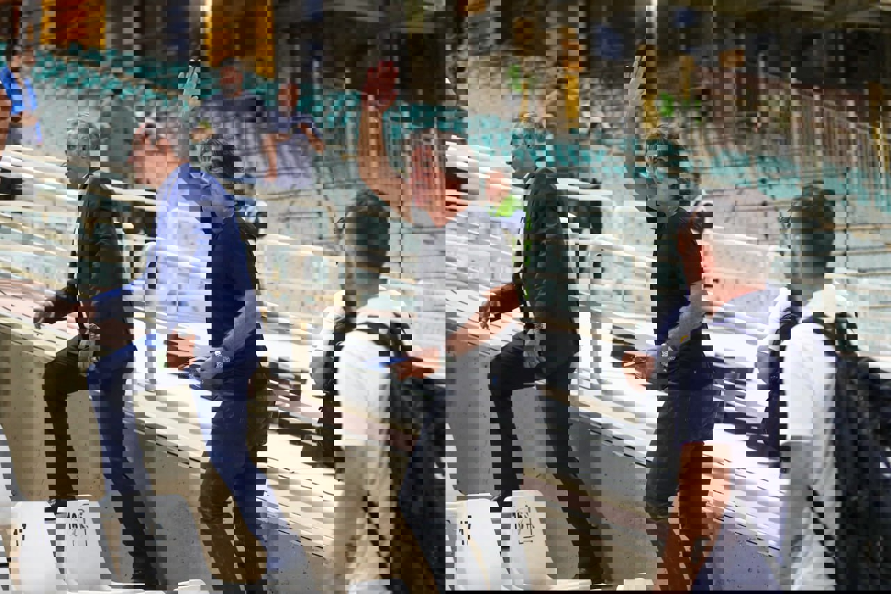 خنده سرد مهرداد روی سکوهای سرد (عکس) خنده سرد مهرداد روی سکوهای سرد (عکس)