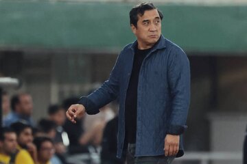 عکس| واکنش خداداد عزیزی به قهرمانی تراکتور در سوپرجام