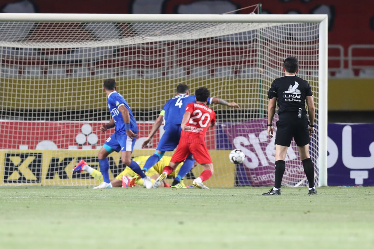 وحید کاظمی داور بازی استقلال و تراکتور