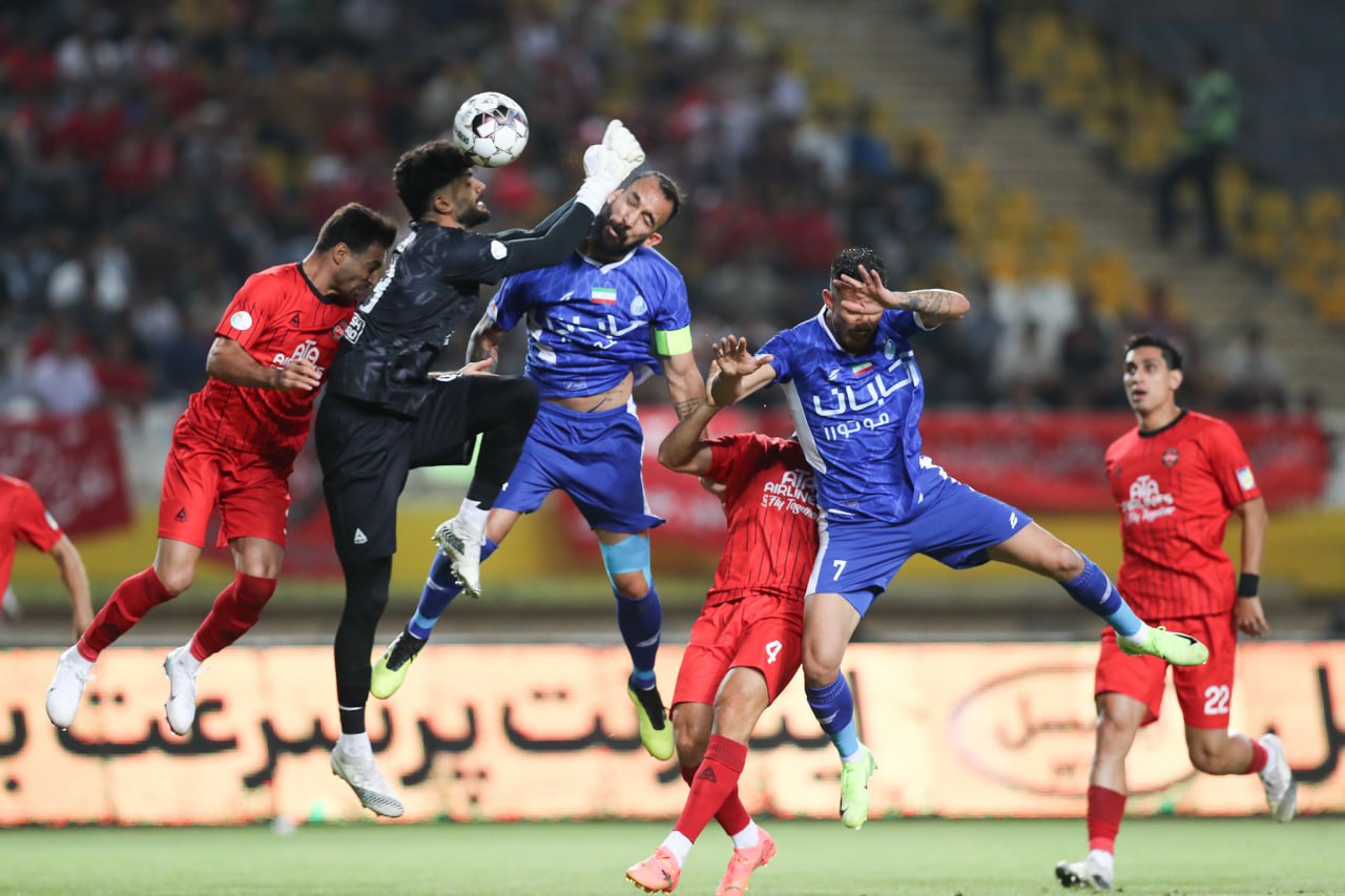 روزبه چشمی هافبک استقلال و ادیب زارعی دروازه بان تراکتور