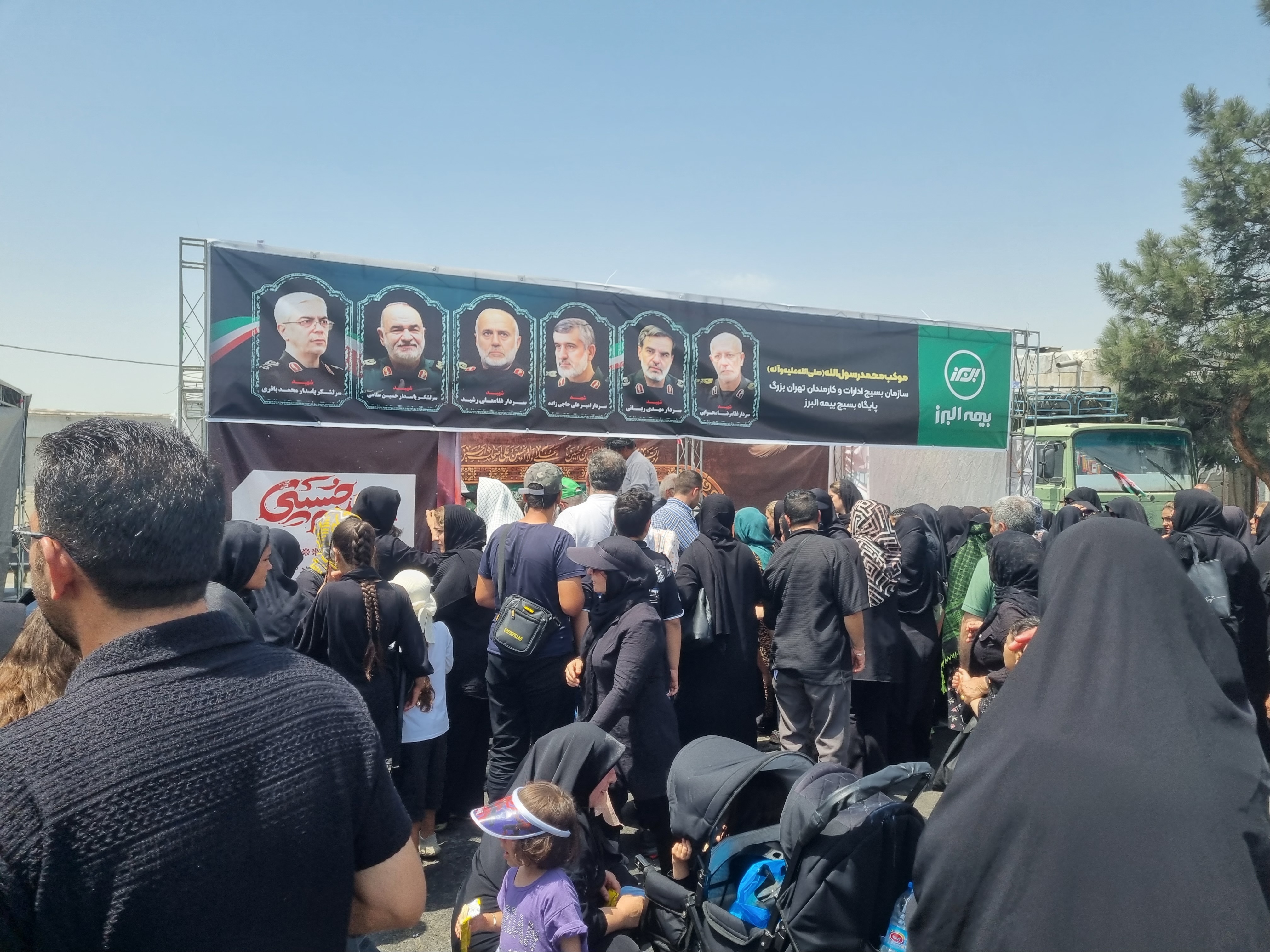 برپایی موکب خدمت رسانی بیمه البرز در مسیر راهپیمایی جاماندگان اربعین حسینی