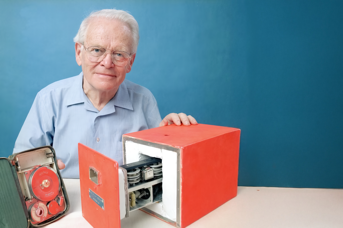 سازنده جعبه سیاه هواپیما