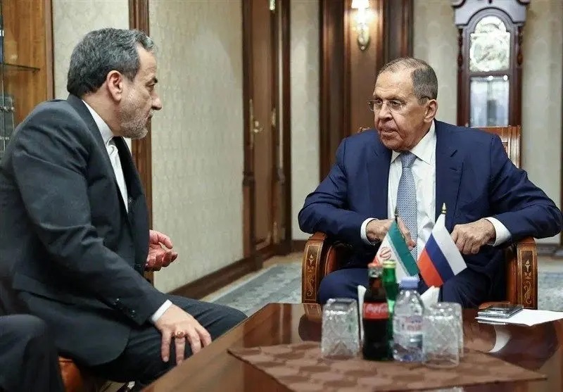 روسیه قطعنامه جدیدی درباره اسنپبک ارائه کرد / قطعنامه جدید اندکی به مواضع سه کشور اروپایی و آمریکا نزدیکتر است / در متن، از «تمامی طرفهای اولیه» برجام خواسته شده فوراً گفتوگوهای هستهای را از سر بگیرند؛ این به این معنا ست که آمریکا، روسیه، چین و سه کشور اروپایی همگی در این چارچوب لحاظ میشوند روسیه قطعنامه جدیدی درباره اسنپبک ارائه کرد / قطعنامه جدید اندکی به مواضع سه کشور اروپایی و آمریکا نزدیکتر است / در متن، از «تمامی طرفهای اولیه» برجام خواسته شده فوراً گفتوگوهای هستهای را از سر بگیرند؛ این به این معنا ست که آمریکا، روسیه، چین و سه کشور اروپایی همگی در این چارچوب لحاظ میشوند