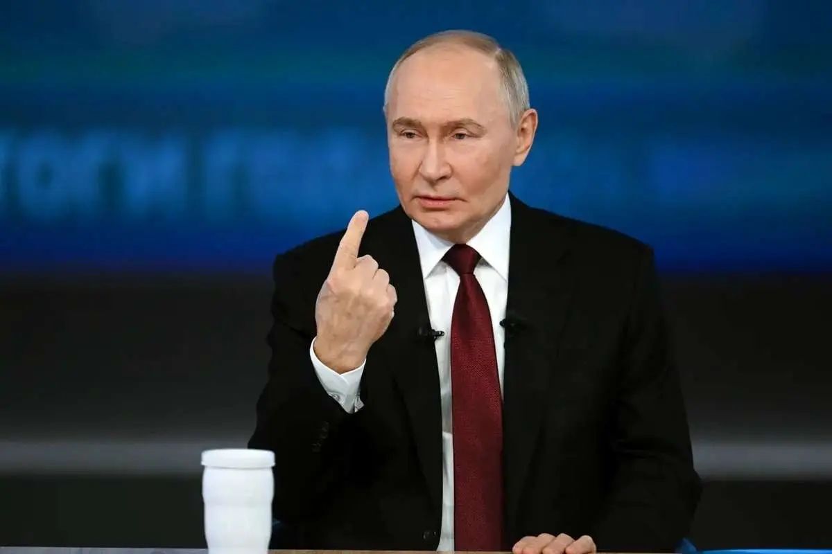 پوتین: آماده دیدار با «زلنسکی» هستم، اگر او هم آمادگی دارد، به مسکو بیاید/ اوکراین برای حل مسئله ارضی، نیاز به همهپرسی دارد/ اختیارات «زلنسکی» به پایان رسیده، پرسش این است که فایده ملاقات با وی چیست؟/ موضوع تضمینهای امنیتی در برابر سرزمینها، در نشست آلاسکا مطرح نشد پوتین: آماده دیدار با «زلنسکی» هستم، اگر او هم آمادگی دارد، به مسکو بیاید/ اوکراین برای حل مسئله ارضی، نیاز به همهپرسی دارد/ اختیارات «زلنسکی» به پایان رسیده، پرسش این است که فایده ملاقات با وی چیست؟/ موضوع تضمینهای امنیتی در برابر سرزمینها، در نشست آلاسکا مطرح نشد