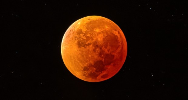 ماه خونین چیست؟ با علت علمی این پدیده نادر نجومی آشنا شوید