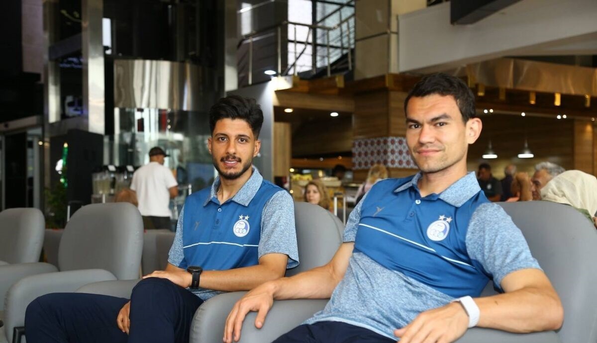 رستمِ استقلال با پیراهن آبی و کفش‌های رانینگ!