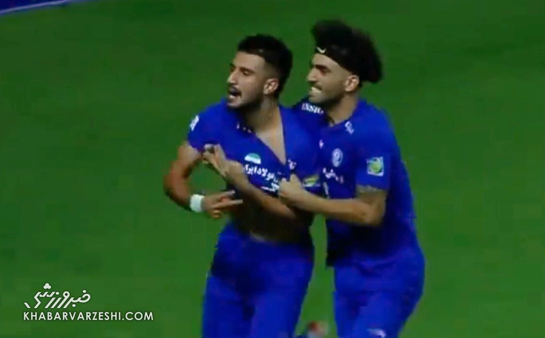 ۶ نشان دادن گلزن استقلال/ شادی کُشنده با نماد پرسپولیسی‌ها! +عکس