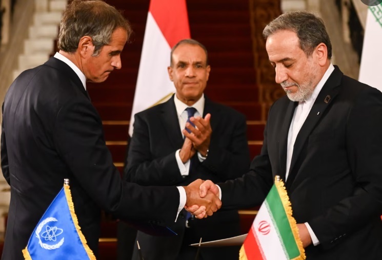 آنچه به امضا رسیده، در مجموع همان چیزی است که مصوب کمیته هسته‌ای شورای عالی امنیت ملی بوده است / در مورد تأسیسات هسته‌ای که مورد حمله واقع شده پس از ایجاد شرایط لازم امنیتی و ایمنی، ایران صرفاً گزارش خود را پس از کسب نظر شورا به آژانس ارائه می‌کند / در صورت بازگرداندن قطعنامه‌های مختومه شده شورای امنیت، اجرای این ترتیبات متوقف می‌شود