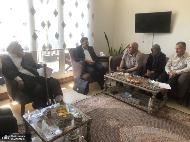 کروبی+در+دیدار+با+خانواده+پخشان+عزیزی