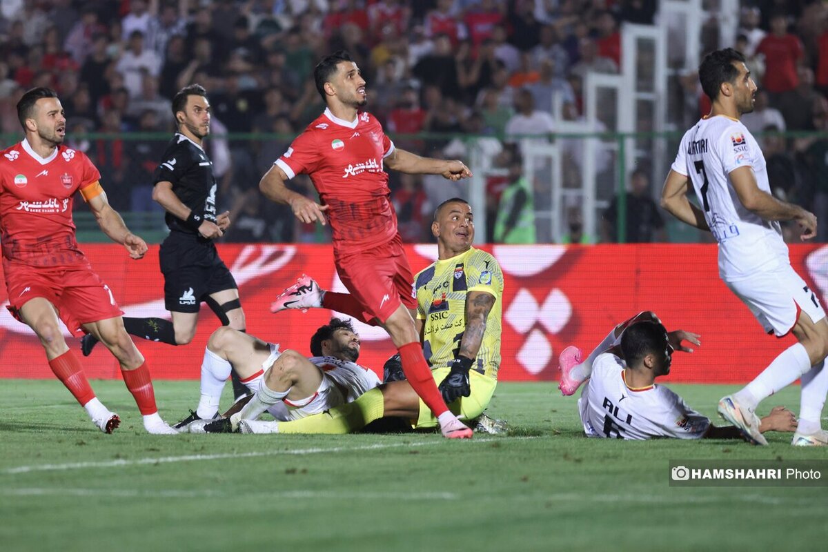 حیف بازوبند کاپیتانی تیم ملی که رضاییان با آن فوکولش می‌بندد!