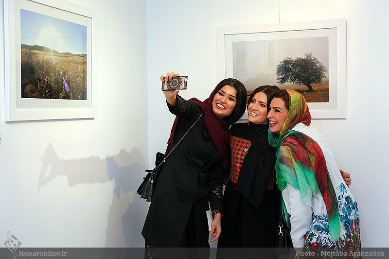 بازیگر تلویزیون بر سر مزار ماه‌چهره خلیلی در لندن