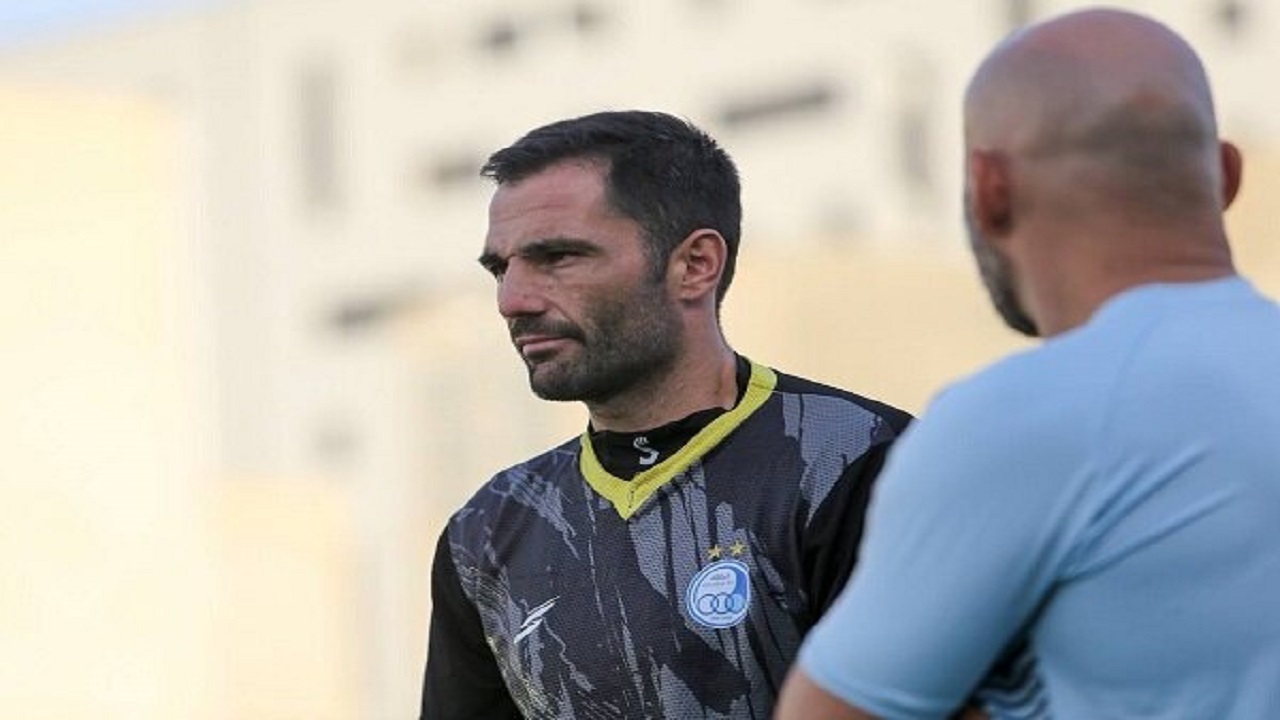 دروازه بان اسپانیایی به ترکیب استقلال باز می‌گردد