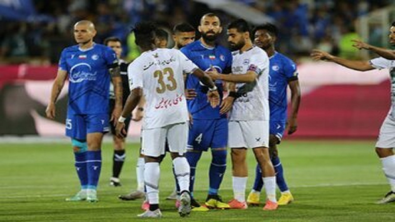 آقایان استقلالی آیا دغدغه شما پوستر چادر ملو است؟ آقایان استقلالی آیا دغدغه شما پوستر چادر ملو است؟