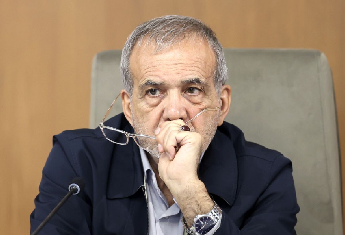 انتقاد پزشکیان: چه کسی گفته در این مملکت ما انقدر مجوز فرش ماشینی، ماکارونی، ذوب آهن بدهیم، آنقدر دادهایم حالا روی دستمان مانده، همه شان هم ارز میخواهند / عدهای با ارتباط و رابطهبازی ارز دریافت میکنند، در حالی که بسیاری از تولیدکنندگان واقعی نتوانستهاند ارز بگیرند / خیلی از این شهرکهای صنعتی ما الکی سوله و ساختمان زدهاند ولی کار نمیکنند دلار را هم جای دیگر خرج میکنند انتقاد پزشکیان: چه کسی گفته در این مملکت ما انقدر مجوز فرش ماشینی، ماکارونی، ذوب آهن بدهیم، آنقدر دادهایم حالا روی دستمان مانده، همه شان هم ارز میخواهند / عدهای با ارتباط و رابطهبازی ارز دریافت میکنند، در حالی که بسیاری از تولیدکنندگان واقعی نتوانستهاند ارز بگیرند / خیلی از این شهرکهای صنعتی ما الکی سوله و ساختمان زدهاند ولی کار نمیکنند دلار را هم جای دیگر خرج میکنند