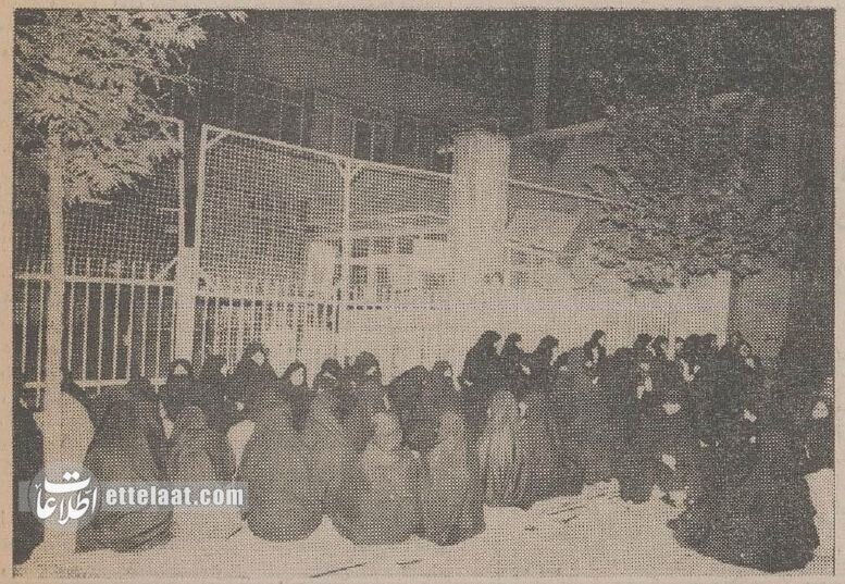 ۴۰۰ دختر دانشجو شب در پیاده رو خوابیدند! +عکس و گزارش