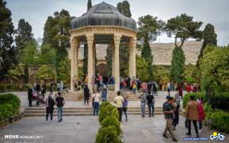 حرکت شاد گروهی از زنان و مردان در حافظیه حرکت شاد گروهی از زنان و مردان در حافظیه