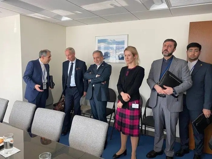 ادعای گاردین: عراقچی پیشنهاد داده که بازرسان آژانس به یکی از سایتهای بمبارانشده و نه همه آنها دسترسی پیدا کنند / او وعده داد ظرف ۴۵ روز طرحی درباره نحوه رسیدگی به ۴۰۰ کیلوگرم اورانیوم با غنای بالا ارائه کند؛ در مقابل، تهران خواستار لغو دائمی تهدید بازگشت اسنپبک شد ادعای گاردین: عراقچی پیشنهاد داده که بازرسان آژانس به یکی از سایتهای بمبارانشده و نه همه آنها دسترسی پیدا کنند / او وعده داد ظرف ۴۵ روز طرحی درباره نحوه رسیدگی به ۴۰۰ کیلوگرم اورانیوم با غنای بالا ارائه کند؛ در مقابل، تهران خواستار لغو دائمی تهدید بازگشت اسنپبک شد