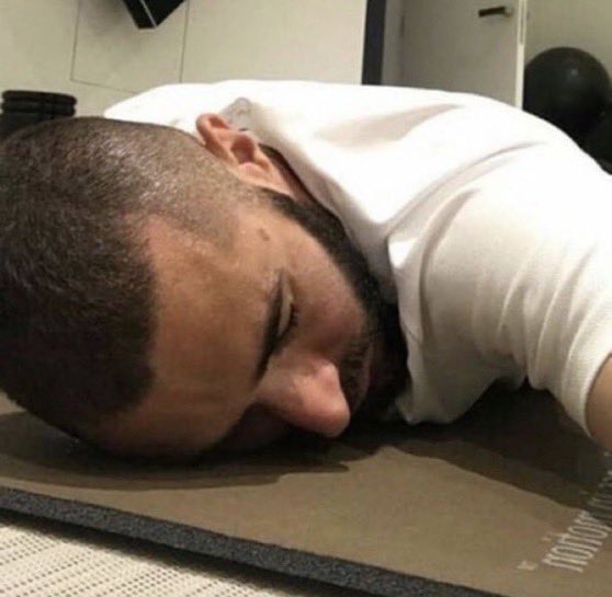 تصویر تمسخرآمیز کریم بنزما در دستان خبرنگار عرب