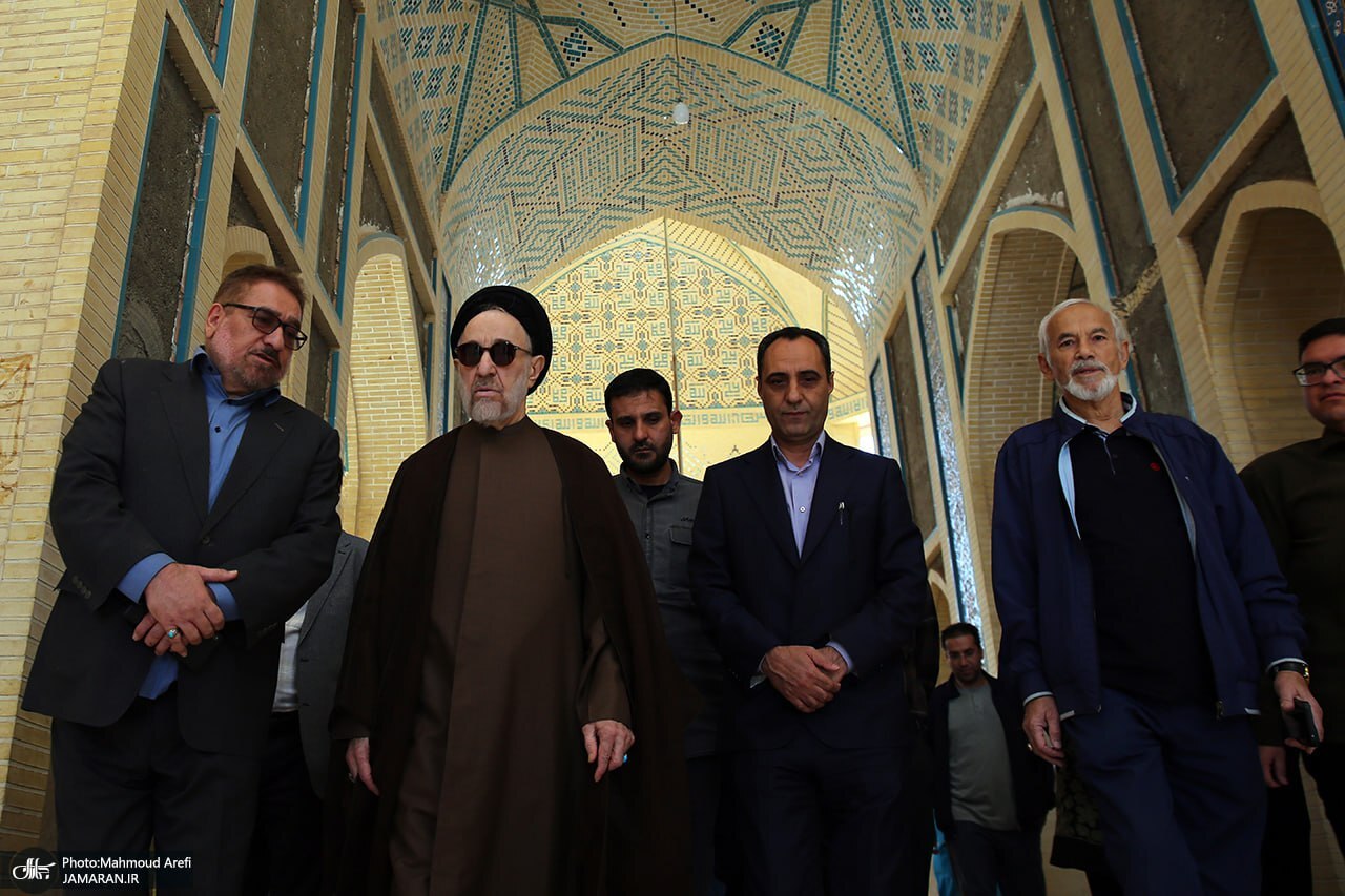 حضور سیدمحمد خاتمی بر مزار پدرش+عکس