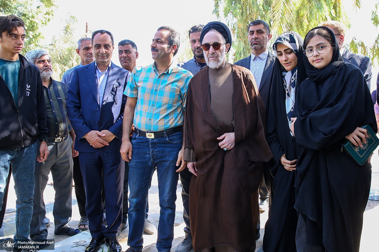 حضور سیدمحمد خاتمی بر مزار پدرش+عکس