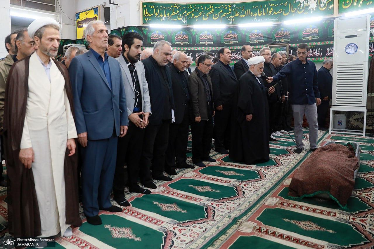 اقامه نماز عبدالله نوری بر پیکر برادر سیدمصطفی تاجزاده