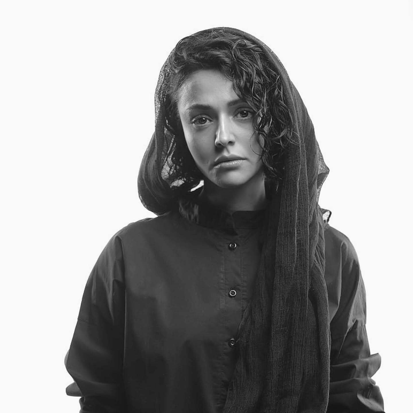 سوگل خلیق با نگاه غمگین