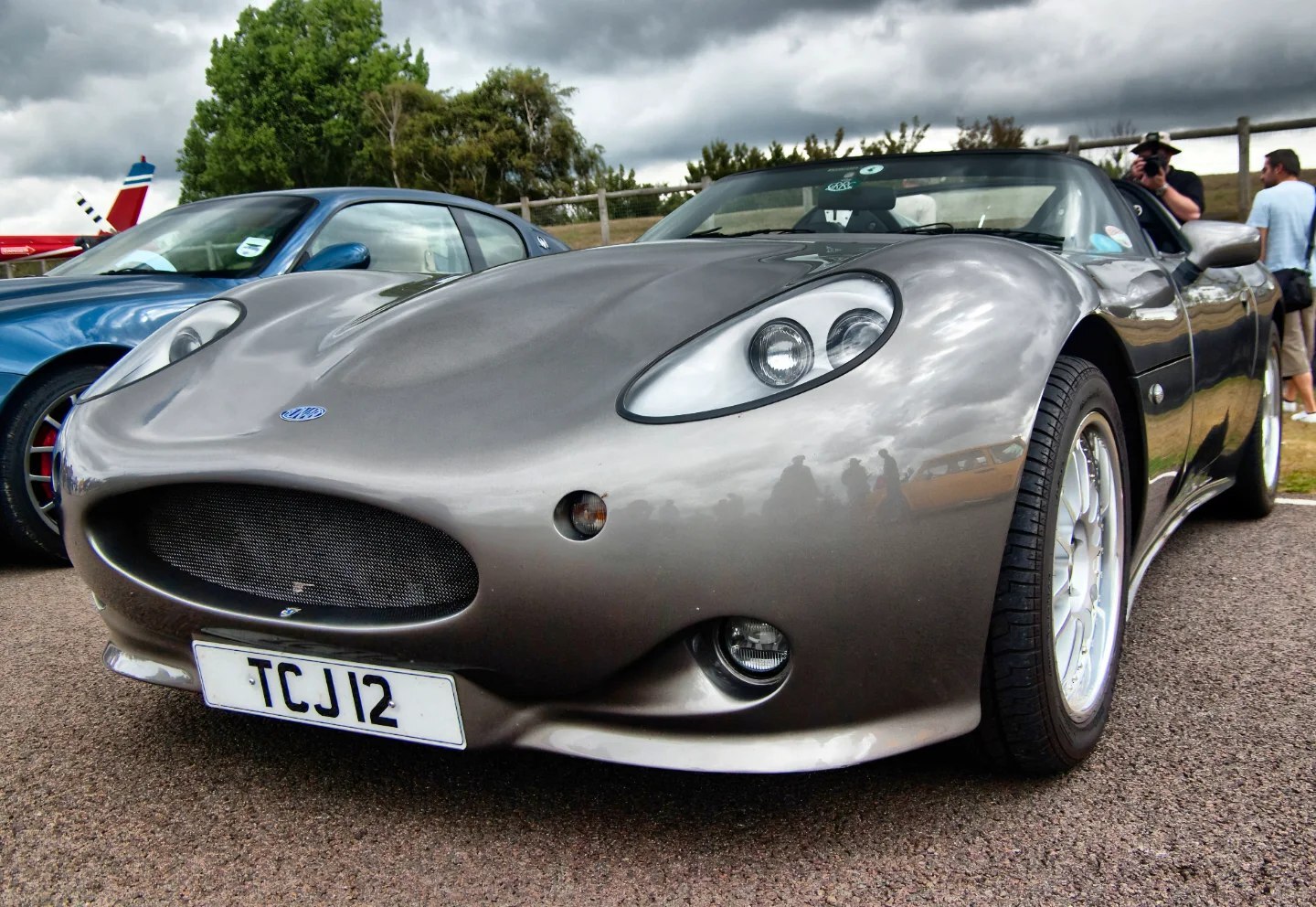 تصویری از خودروی اسپرت کمیاب رونآرت لایتنینگ (Ronart Lightning) مدل ۲۰۰۳ با طراحی کلاسیک و مدرن، که تنها ۶ دستگاه از آن توسط شرکت بریتانیایی رونآرت و با طراحی گوردون موری ساخته شده است.