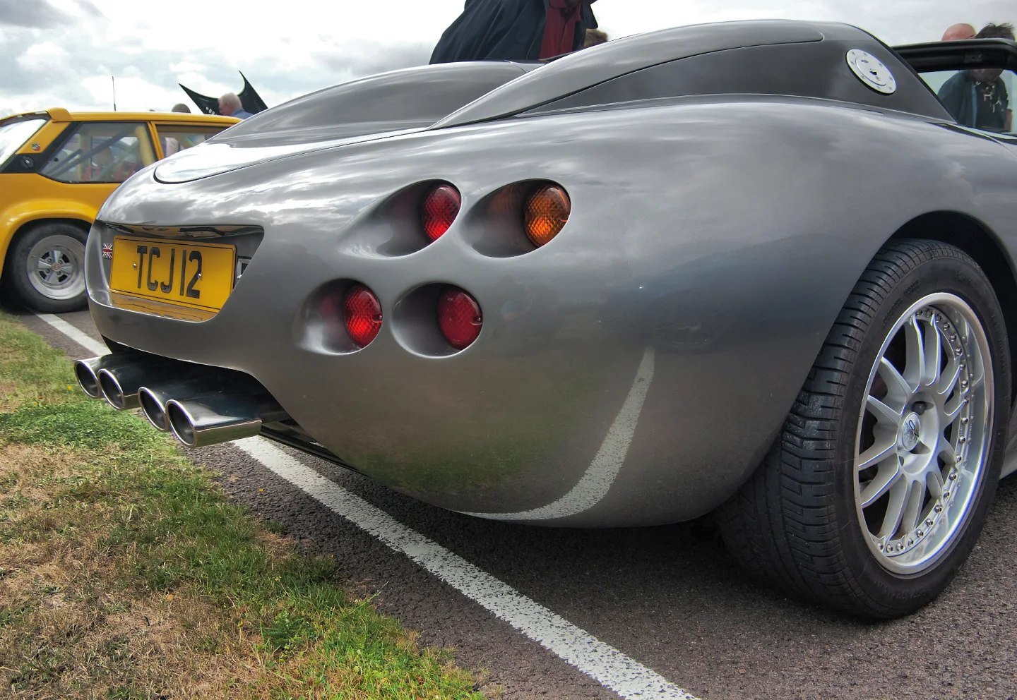 تصویری از خودروی اسپرت کمیاب رونآرت لایتنینگ (Ronart Lightning) مدل ۲۰۰۳ با طراحی کلاسیک و مدرن، که تنها ۶ دستگاه از آن توسط شرکت بریتانیایی رونآرت و با طراحی گوردون موری ساخته شده است.