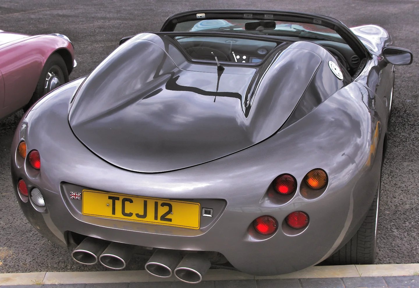 تصویری از خودروی اسپرت کمیاب رونآرت لایتنینگ (Ronart Lightning) مدل ۲۰۰۳ با طراحی کلاسیک و مدرن، که تنها ۶ دستگاه از آن توسط شرکت بریتانیایی رونآرت و با طراحی گوردون موری ساخته شده است.