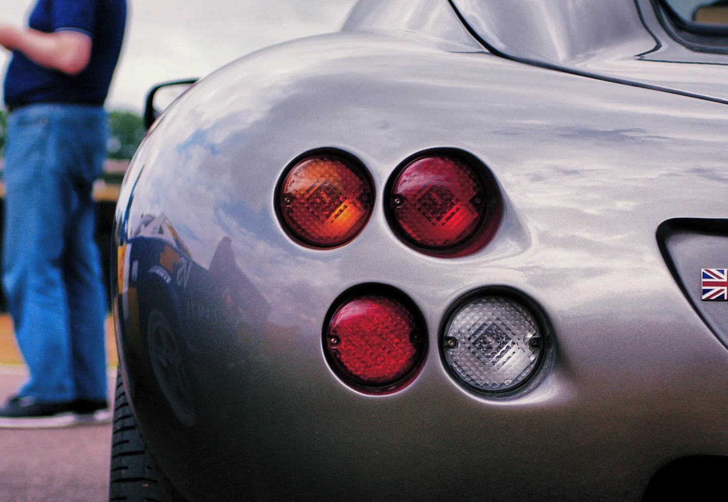 تصویری از خودروی اسپرت کمیاب رونآرت لایتنینگ (Ronart Lightning) مدل ۲۰۰۳ با طراحی کلاسیک و مدرن، که تنها ۶ دستگاه از آن توسط شرکت بریتانیایی رونآرت و با طراحی گوردون موری ساخته شده است.