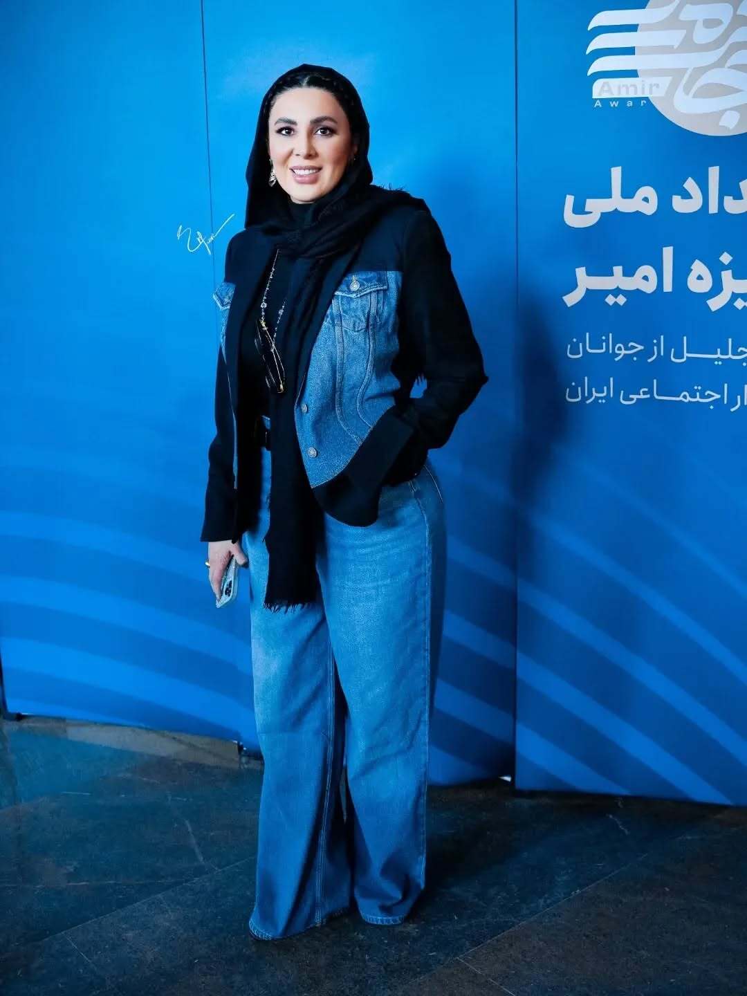 لیلا بلوکات با شلوار و کت جین لیلا بلوکات با شلوار و کت جین