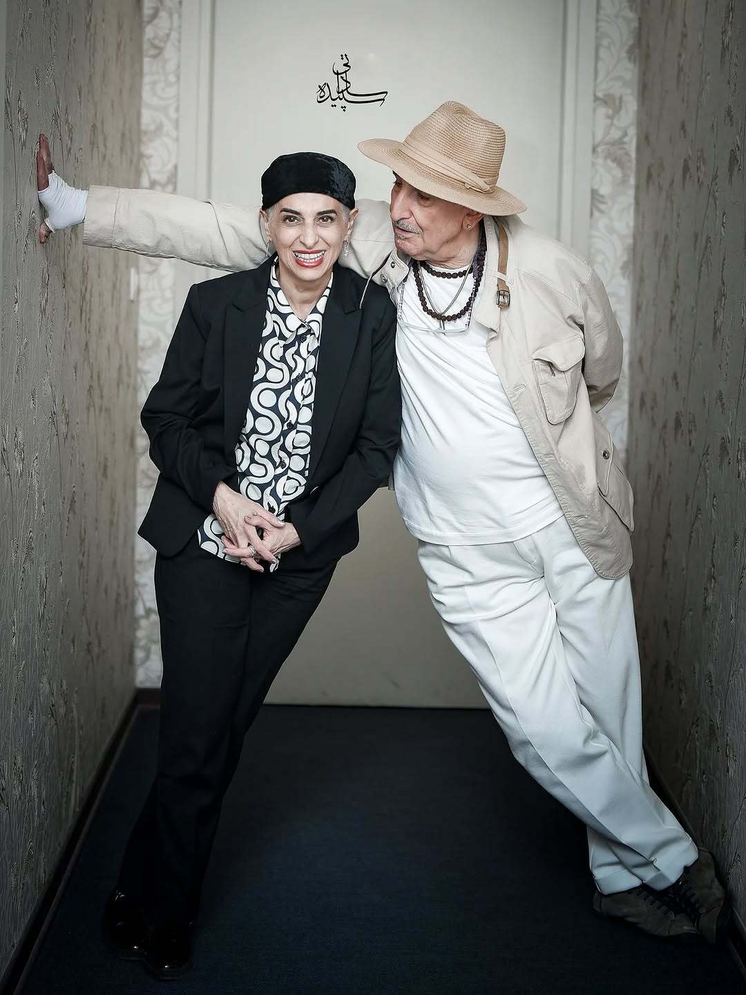 ژستهای بامزه زوج میانسال سینمای ایران مقابل دوربین ژستهای بامزه زوج میانسال سینمای ایران مقابل دوربین