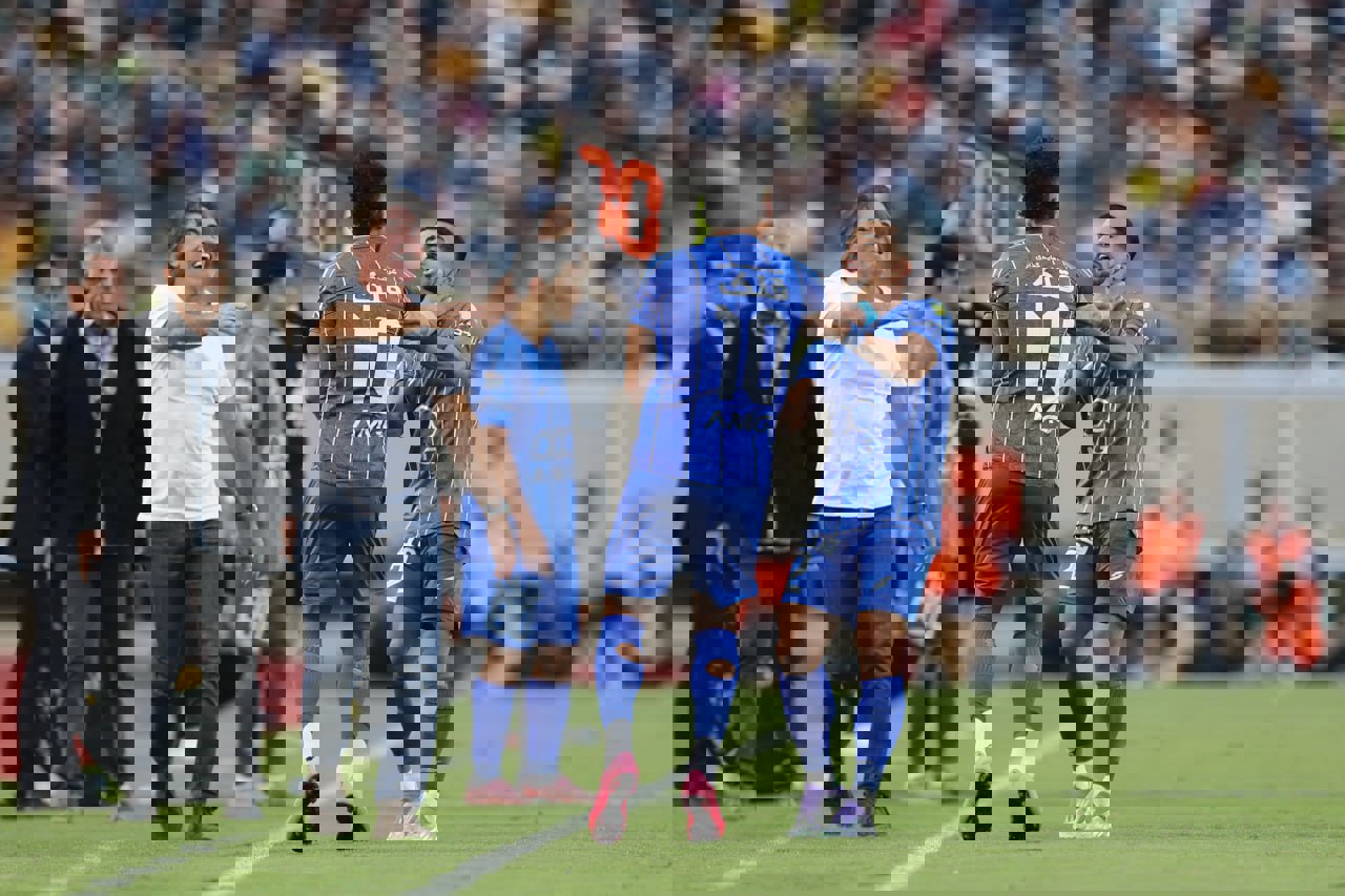 رامین روی نیمکت اما لای پر قو!