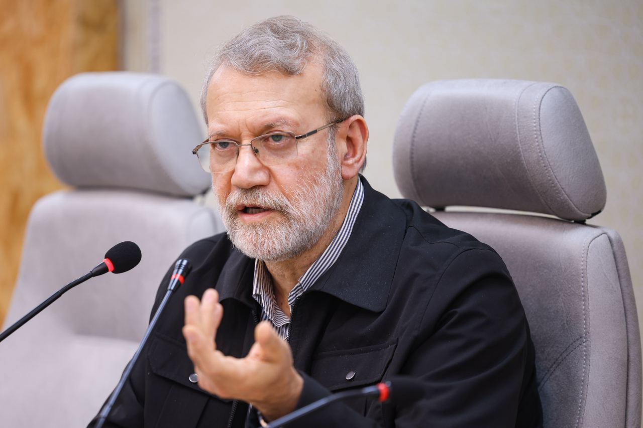 لاریجانی: برخی از زعمای سیاسی هنوز حساسیت موقعیت فعلی را درک نکرده‌اند؛ به محض رخ دادن یک حادثه راحت به جان هم میفتند و فضای کشور را به هم می‌ریزند / خداوند گذشت را برای همین روز‌ها گذاشته