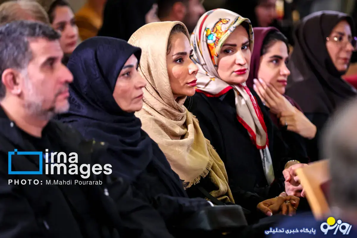 همسر و دختران اسحاق جهانگیری در مراسم رونمایی از کتاب پدر! همسر و دختران اسحاق جهانگیری در مراسم رونمایی از کتاب پدر!